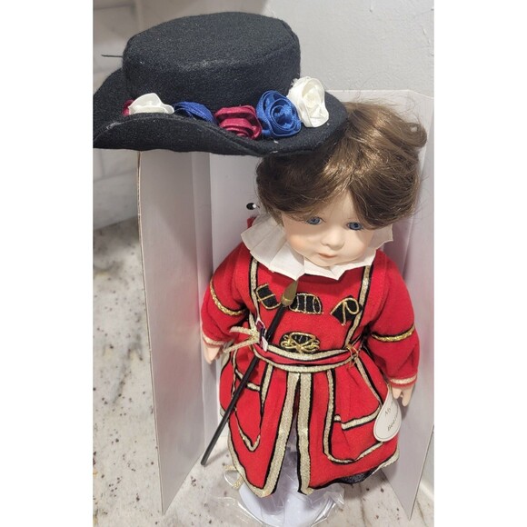NEW Beefeate Tower of London Guard Soldier VTG Leonardo Collectio Porcelain Doll - Picture 10 of 14